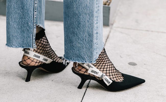 medias de rejilla zapatos destalonados Dior kitten heels street style nueva york fashion week - BE TRENDY FRIEND