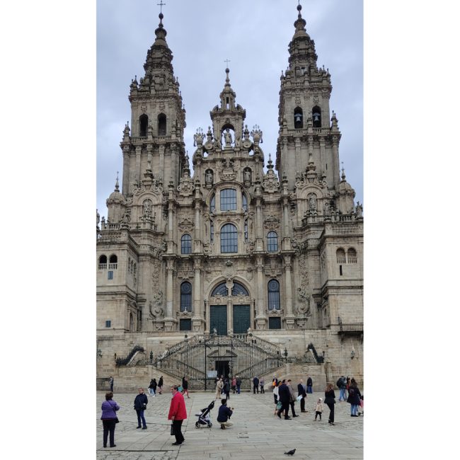 Plaza del Obradoiro con la fachada principal de la catedral de Santiago, en Santiago de Compostela. Punto final del Camino de Santiago Portugués